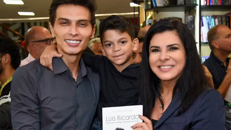 Mara Maravilha appears in a rare photo next to her son and her husband