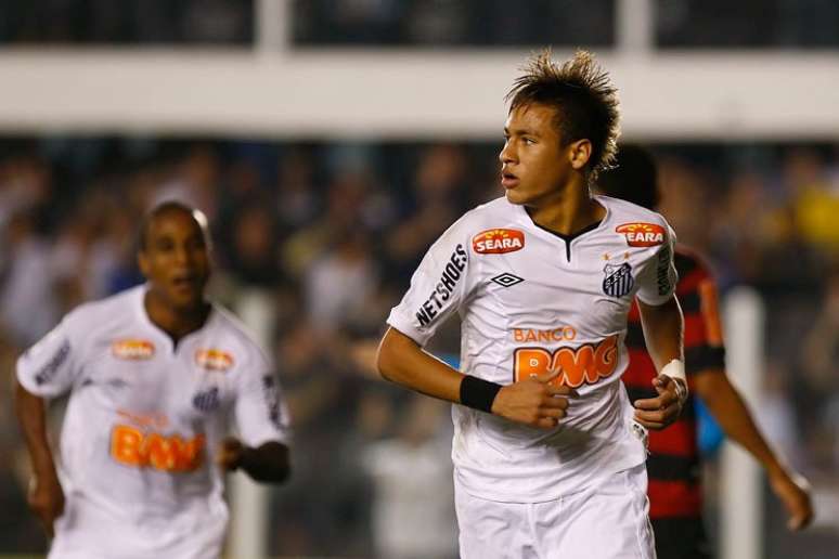 Neymar Jr. com a camisa do Santos -