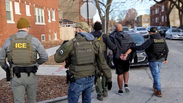 Equipes do ICE realizam operação para captura de imigrantes sob ordem de deportação nos EUA
