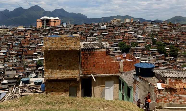 Complexo Doe Alemo y otros barrios marginales son los vecinos de Maria da Grya para, donde nació, creció, creció y aún vive.