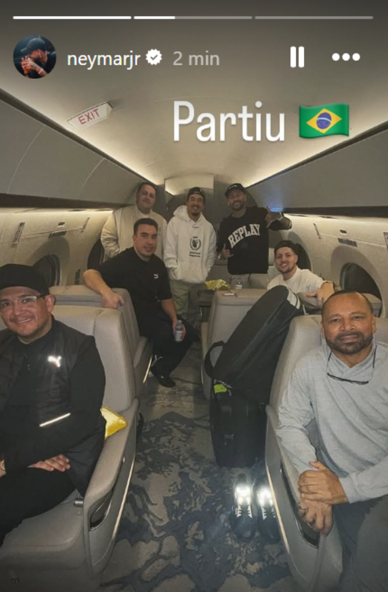 Neymar akan pergi ke Brasil di pesawat di foto