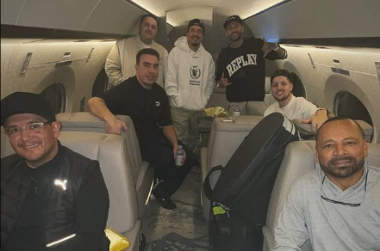 Neymar posta foto em avião a caminho do Brasil