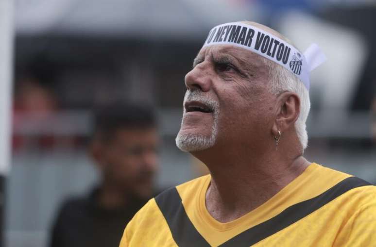 Torcedor usa faixa alusiva ao retorno de Neymar ao Santos