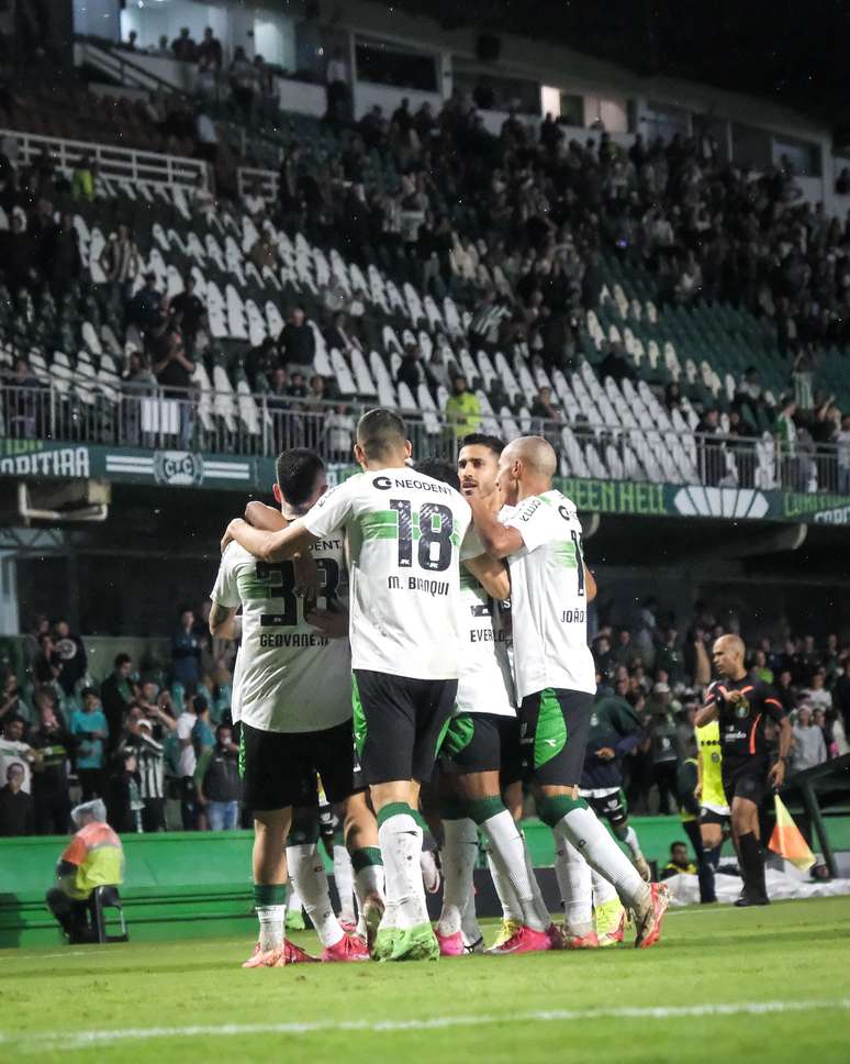 Elenco do Coritiba comemora o gol. 