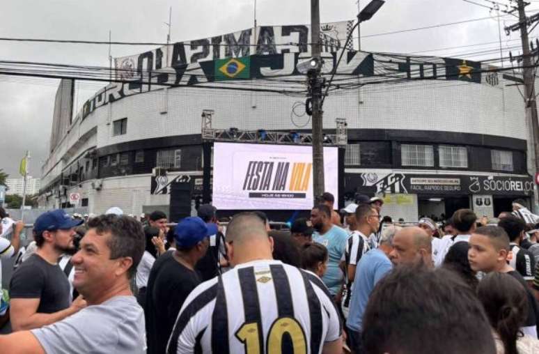 Without tickets, Santos fans face the rain to follow Neymar’s presentation in Vila Belmiro