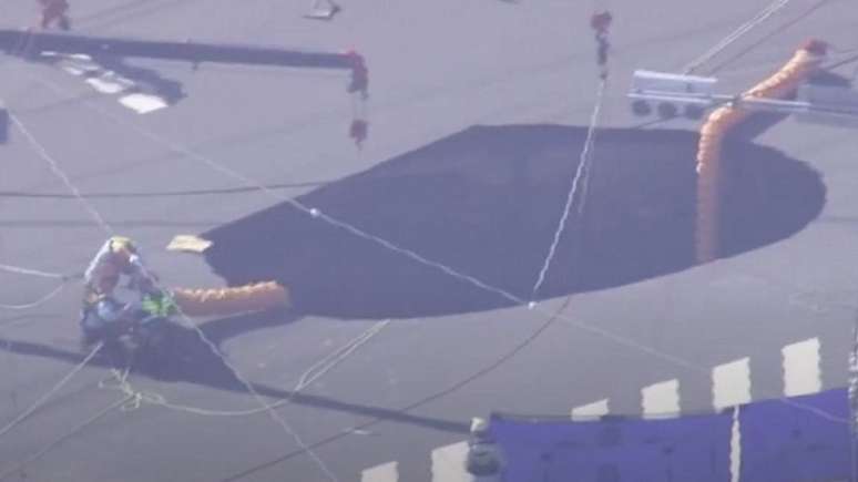 O fenômeno geológico se iniciou com uma cratera de tamanho moderado, mas rapidamente se expandiu para impressionantes 40 metros de largura