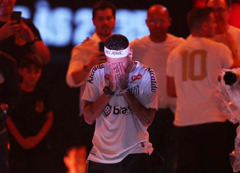 Neymar chora durante apresentação 