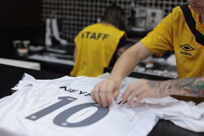 Camisa personalizada com nome de Neymar e o n&uacute;mero 10 &eacute; vendida por R$ 439 na loja do Santos