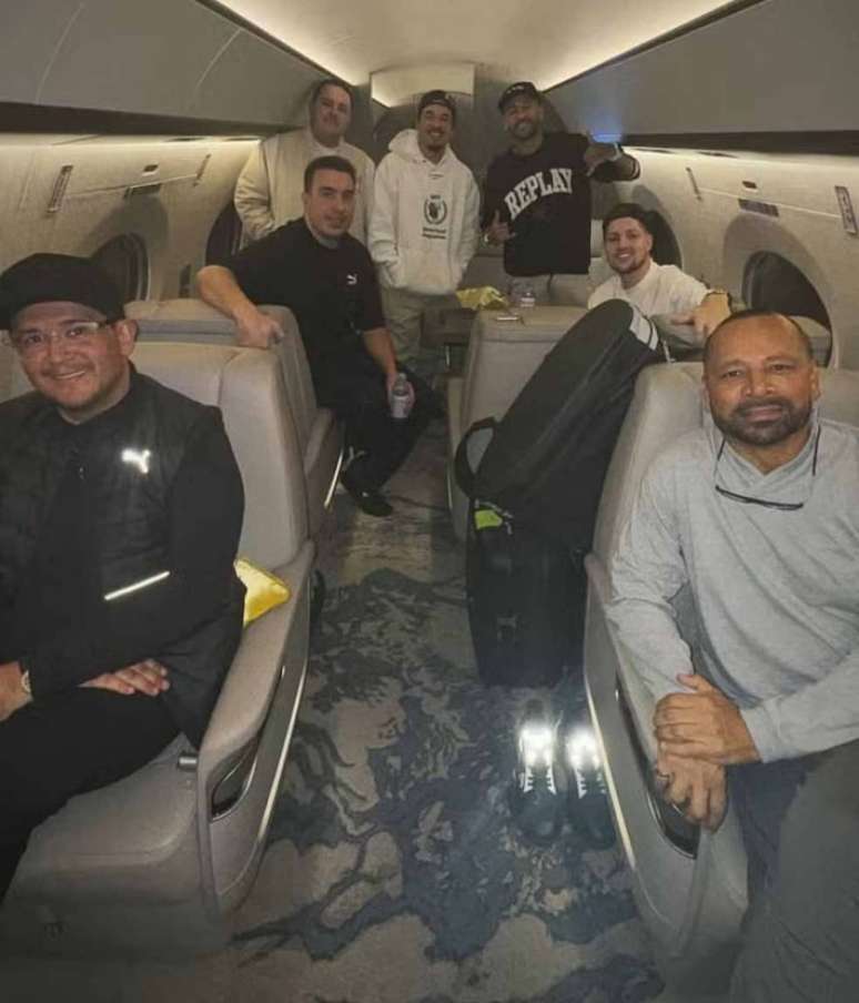 Neymar chegou ao Brasil nesta sexta para assinar contrato com o Santos.