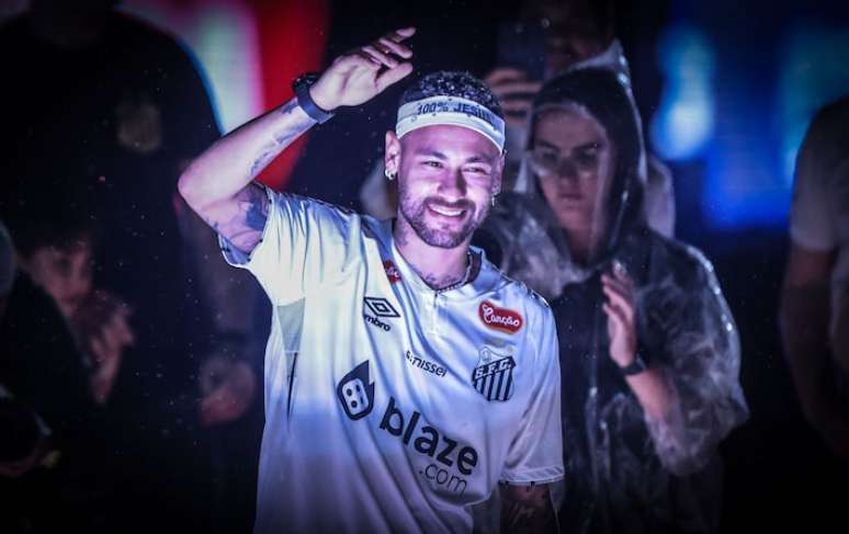 Neymar se emocionou ao pisar no gramado da Vila em sua festa de apresenta&ccedil;&atilde;o.