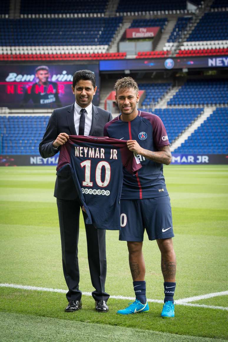 Neymar JR, Nasser Al-Helaf Disajikan kepada Paris St. Jermen