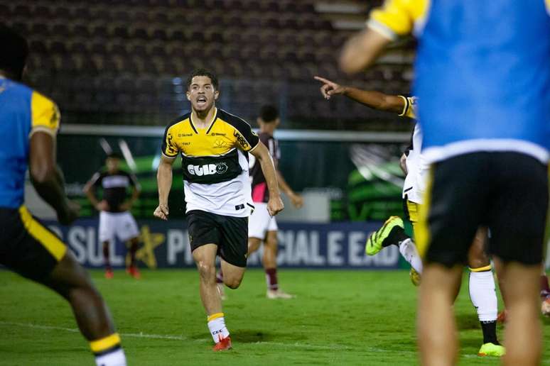 Adriano agindo com a camisa chorando. 