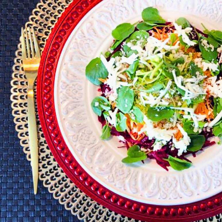 Beets salad, carrots and courgettes: colorful and nourishing