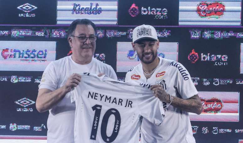 Presidente do Santos, Marcelo Teixeira, entrega camiseta 10 a Neymar
