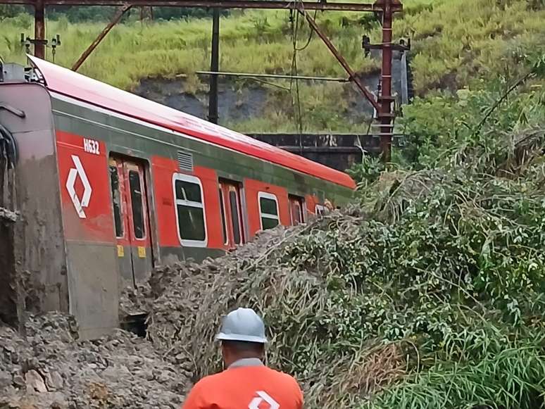 Deslizamento de terra provocou descarrilamento de trem da CPTM 