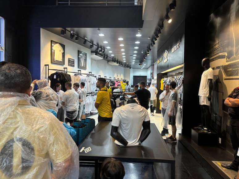 Ocupando una tienda oficial en Villa Belmiro antes del clásico