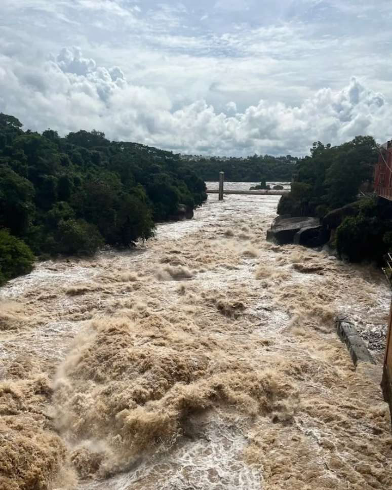 El complejo de Cachoira de Salto se cerró debido a la gran cantidad del río después de la lluvia