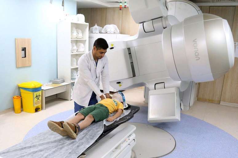 A radioterapia convencional envolve a exposição de tecidos cancerígenos à radiação, geralmente raios X, durante pelo menos vários minutos