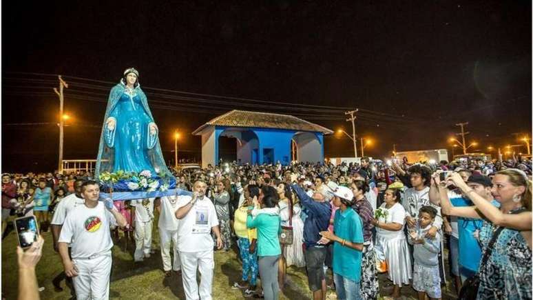 Em Cidreira, no litoral do Rio Grande do Sul, uma grande prociss&atilde;o em homenagem a Iemanj&aacute; e a &agrave; Nossa Senhora de Candeias ocorre anualmente na noite de 1&ordm; de fevereiro