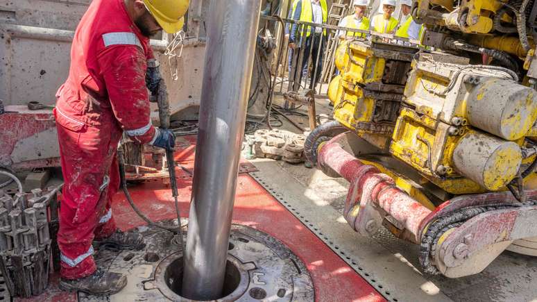 Existe uma fonte quase ilimitada de energia bem debaixo dos nossos p&eacute;s, mas &eacute; preciso perfurar muito fundo para alcan&ccedil;&aacute;-la na maior parte do planeta