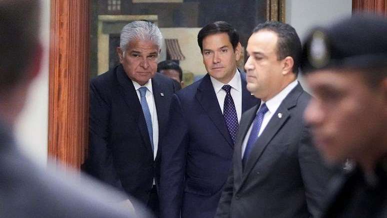 O presidente do Panamá, José Raúl Mulino (esq.), e o secretário de Estado dos Estados Unidos, Marco Rubio (centro)