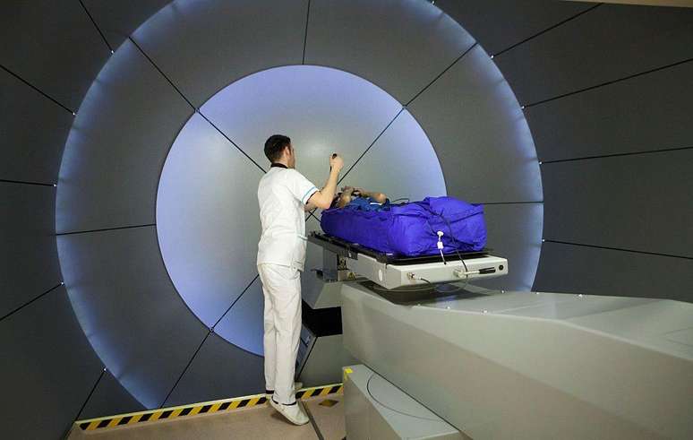 Um novo tratamento pioneiro promete combater uma variedade maior de tumores, com menos efeitos colaterais do que a radioterapia convencional