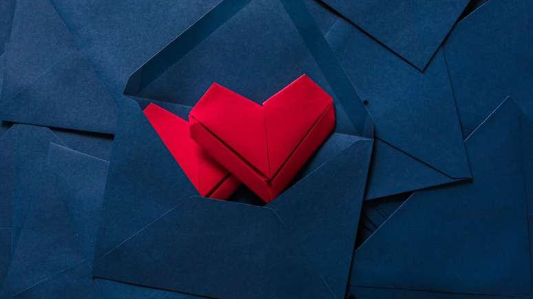 Tá mentalizando sorte no amor em fevereiro? Então, vem com a gente conferir as previsões do Baralho Cigano para todos os signos.