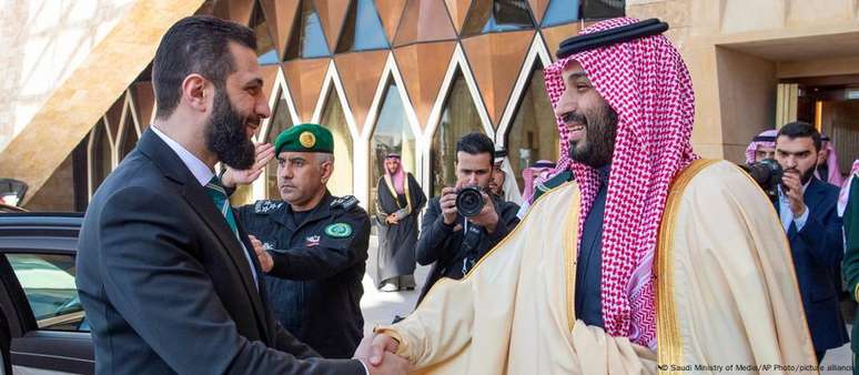 L&iacute;der s&iacute;rio Ahmed al-Sharaa se encontrou com o pr&iacute;ncipe herdeiro saudita Mohammed bin Salman, em Riad