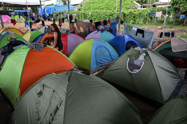 Migrantes acampados junto ao albergue de Lajas Blancas, no tamp&atilde;o de Dari&eacute;n, no Panam&aacute;. Eles esperam uma decis&atilde;o sobre seu destino.