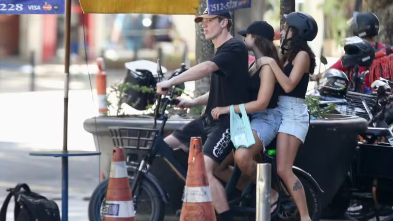 Pedro Novaes, from the “girl of the moment” hitchhiking to the girl and friend in motorbike