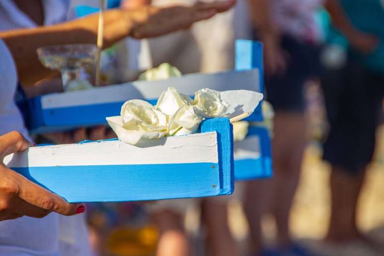 Levar flores brancas ao mar no Dia de Iemanj&aacute; &eacute; uma tradi&ccedil;&atilde;o 