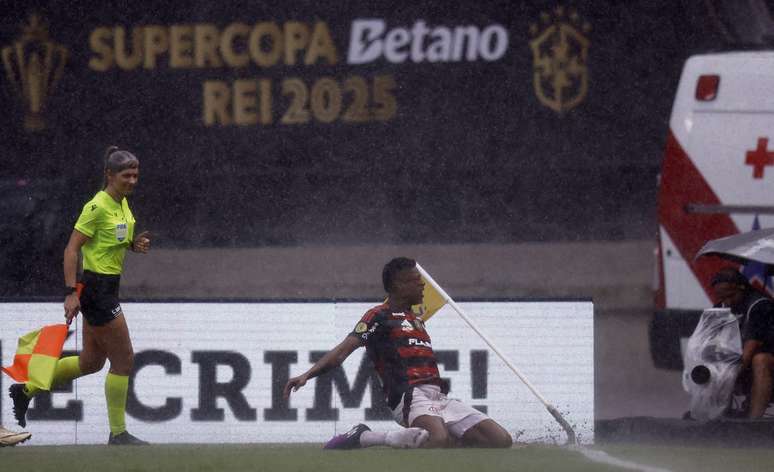 Bruno Henrique comemora gol pelo Flamengo 