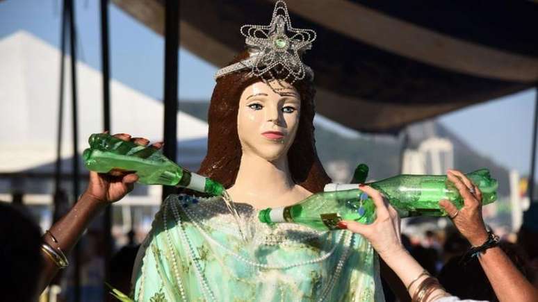 Representa&ccedil;&atilde;o de Iemanj&aacute; foi processo similar ao embranquecimento da imagem de Jesus Cristo, dizem especialistas