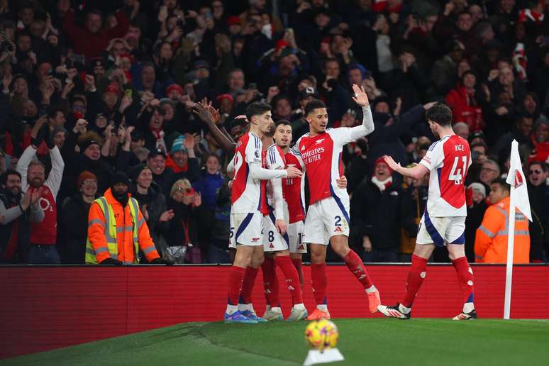 Arsenal comemorando. 