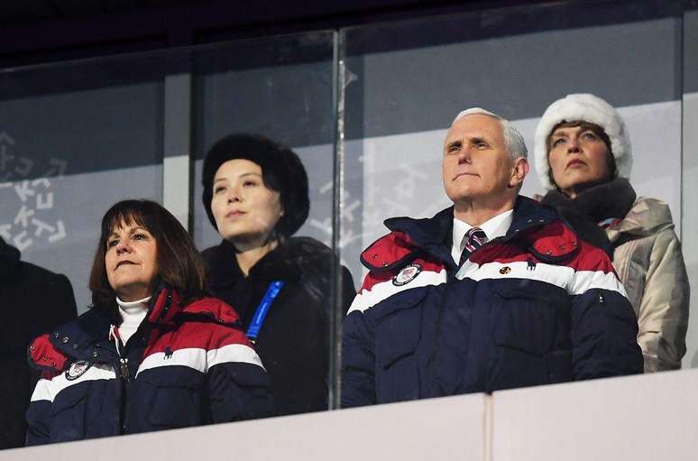 Mike Pence sentado perto da irm&atilde; de Kim Jong Un nos Jogos Ol&iacute;mpicos de Inverno em Pyeongchang