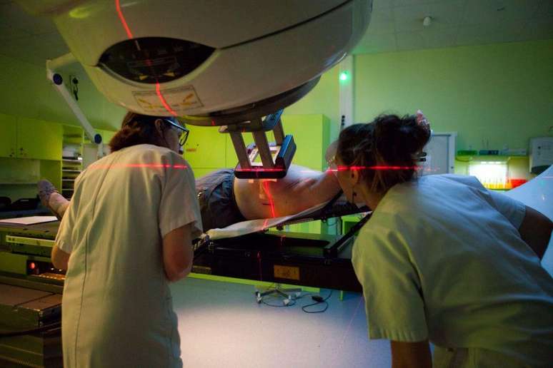 Um paciente sendo preparado para radioterapia convencional e radioterapia por feixe de elétrons em um hospital em Savoie, na França
