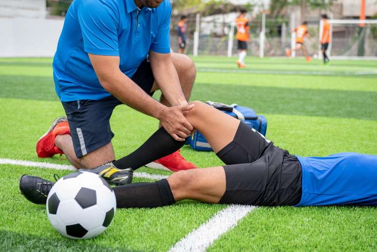 Especialistas afirmam que praticar ioga não só melhora o rendimento físico em outros esportes, como também pode ajudar a curar lesões