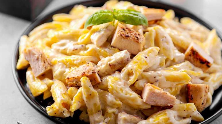 Rigatoni with chicken and ricotta: serve the dish to someone special