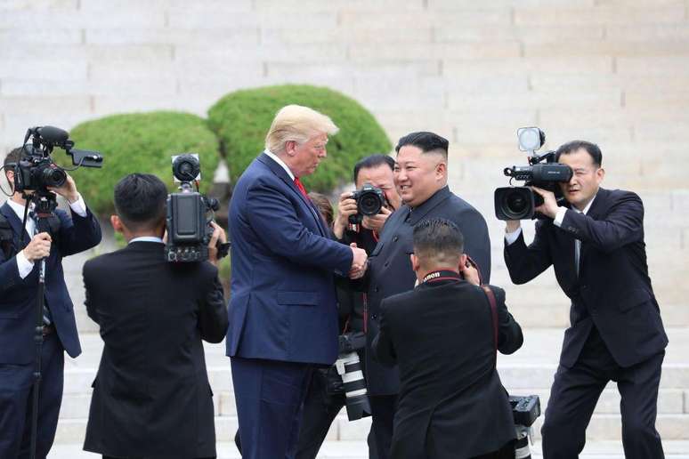 O presidente showman e o ditador outrora recluso: Donald Trump e Kim Jong Un se encontraram na DMZ em 2019