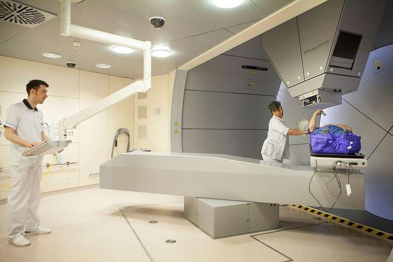 A protonterapia pode ser direcionada aos tumores com mais precisão, causando menos danos aos tecidos saudáveis