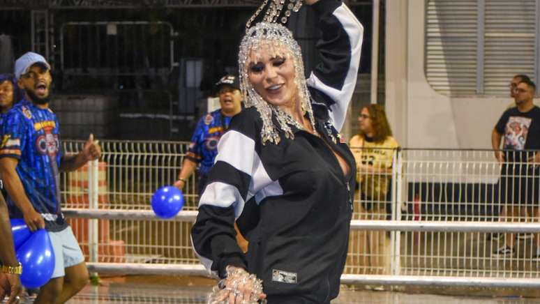 Fernanda Lacerda fica de blusão após figurino quebrar durante ensaio da Gaviões da Fiel