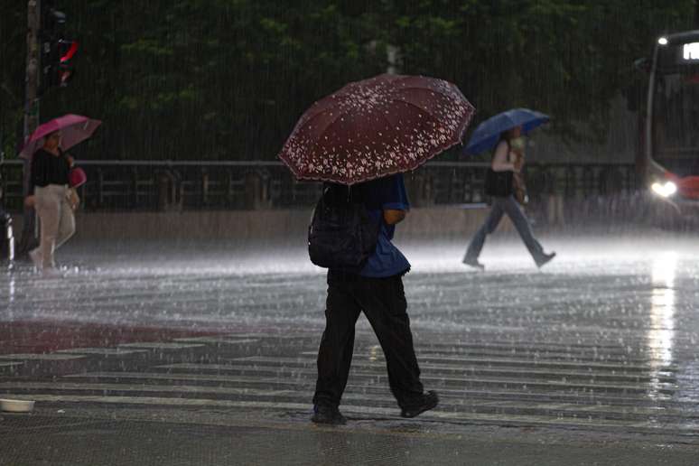 Defesa Civil renova alerta para chuvas em SP até quarta-feira