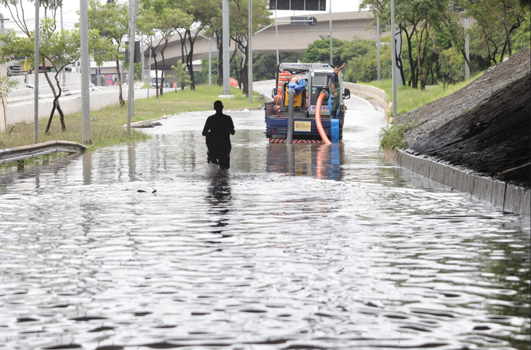 Marginal Tietê já amanheceu alagada no sábado, 1º de fevereiro