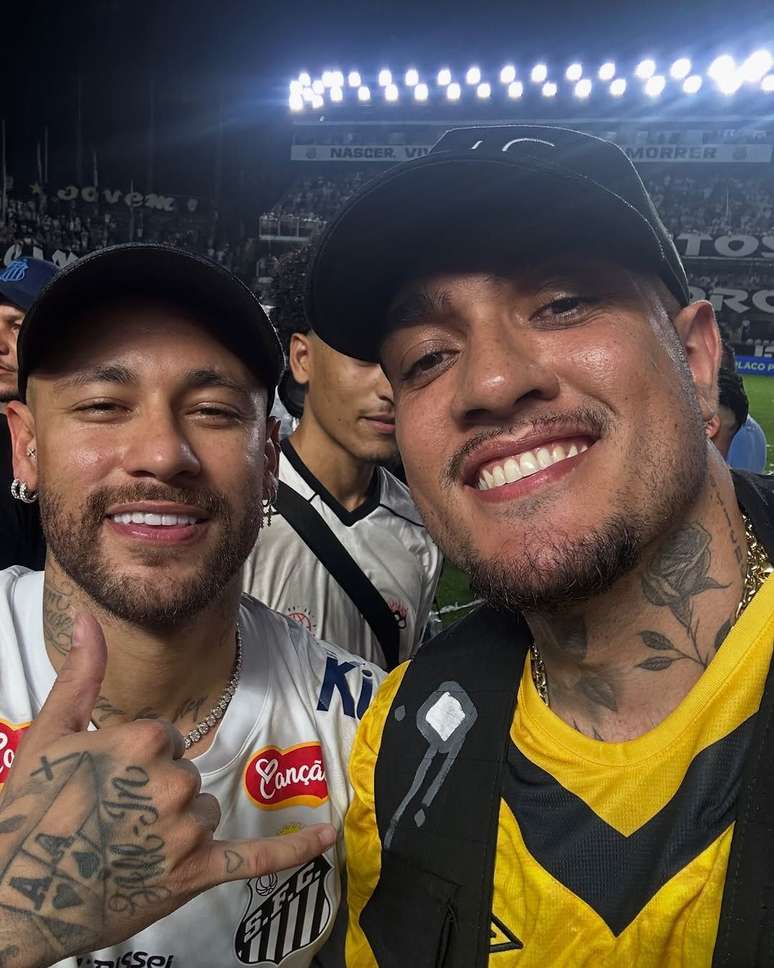 Neymar con Mac Bin, Santos, que era un santo en nombre del bautismo. Él es Jefferson Christian Dos Santos de Lima.