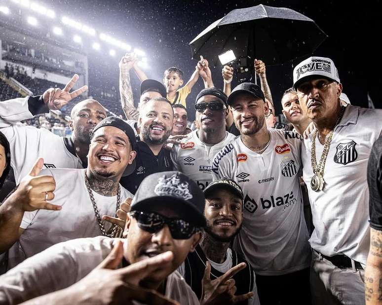 Neymar está entre Cablak y Cayan en la fiesta de regreso de Santos. El estilo del musical no puede ser nada más.