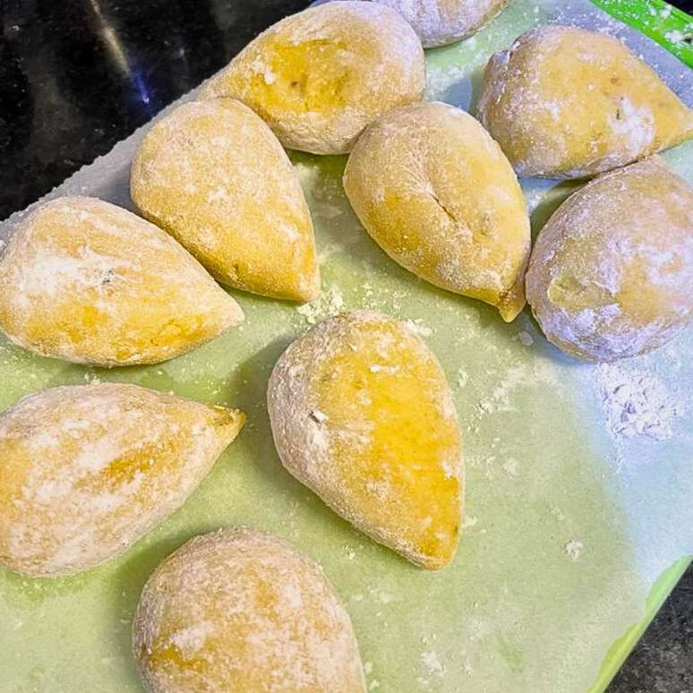 Coloque la pasta de camote para vertederos y tazas horneadas o fritas