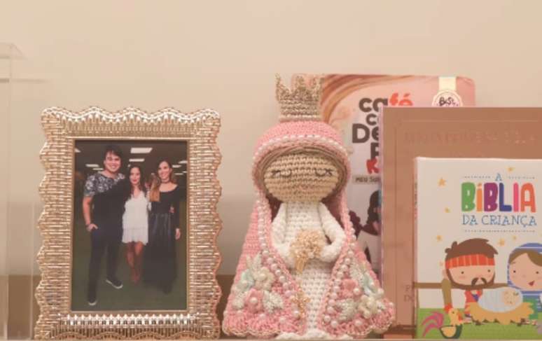 Porta-retrato com fotos dos herdeiros mais velhos de Zez&eacute; Di Camargo deu o que falar