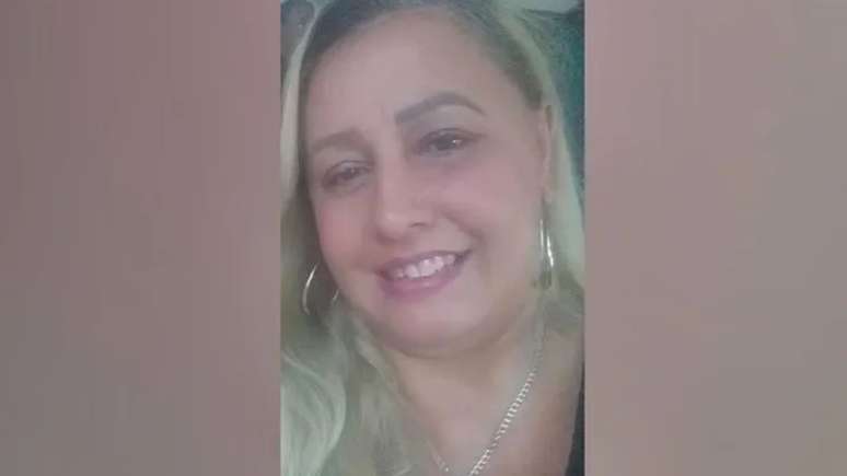 Absurdo! Mulher morre esfaqueada e queimada pelo próprio filho