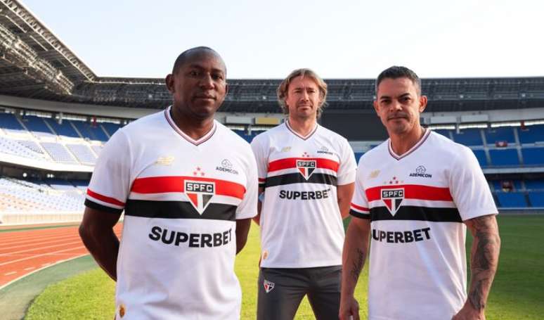 Miniro, Lugano y Josua Sao Paulo formaron parte de la campaña mundial y rompieron la nueva camiseta del equipo Tricoler.