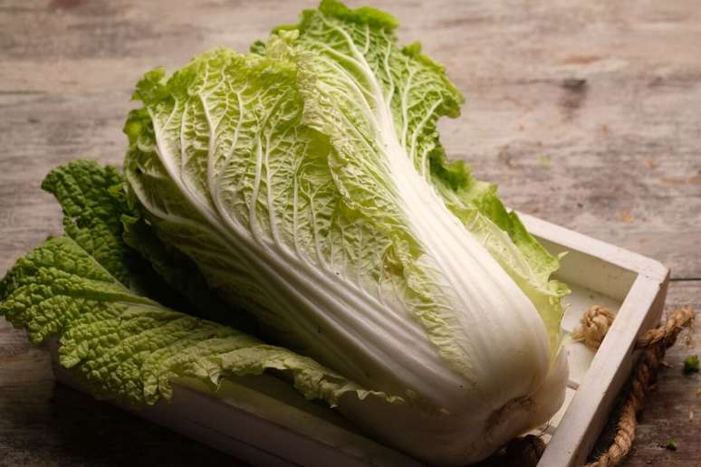 A acelga chinesa é uma fonte natural de fibras, vitaminas e antioxidantes, contribuindo para o bem-estar geral